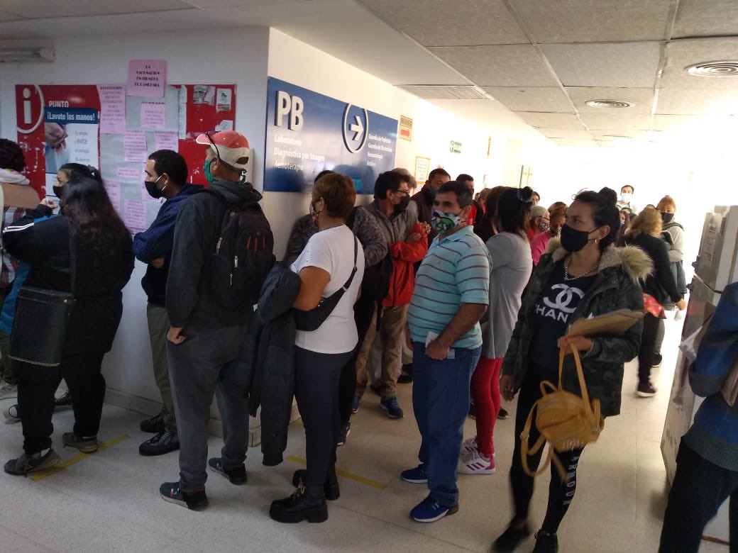 andyferreyra's tweet photo. No es una fiesta clandestina.
Es el hall central del Hospital Misericordia de Córdoba que depende del @minsaludcba: la gente se amontona para sacar turnos para diferentes especialidades. (Fotos de hoy)

¿Se acuerdan cuando había triage y protocolos? https://t.co/M4LvjzKviR