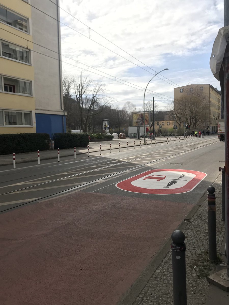 berl2_1n's tweet photo. In der #Invalidenstr. wird heute gemalt und die ersten Poller sind gesetzt! Juhu #goodnews #fahrrad @ADFC_Berlin https://t.co/9QK123ipOk