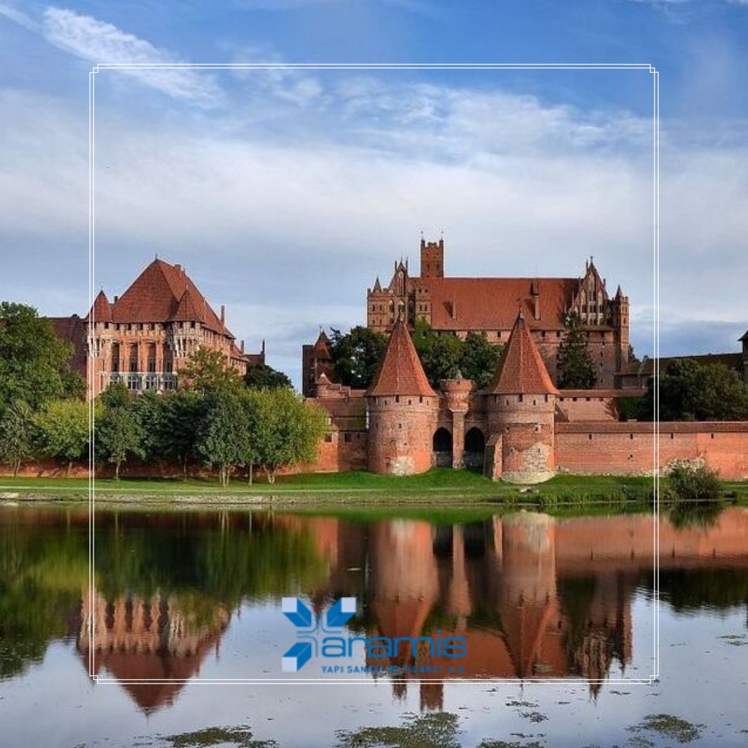 Yeni haftaya merhaba, bu haftaki durağımız Polonya.

Polonya'daki Malbork Kalesi, dünyanın en büyük kalesi olarak dünya mirası listesine girmiştir. Yapımı 1406 yılında tamamlanmıştır ve klasik ortaçağ mimarisine sahiptir.
#malborkkalesi #klasikortaçağmimarisi #UNESCO