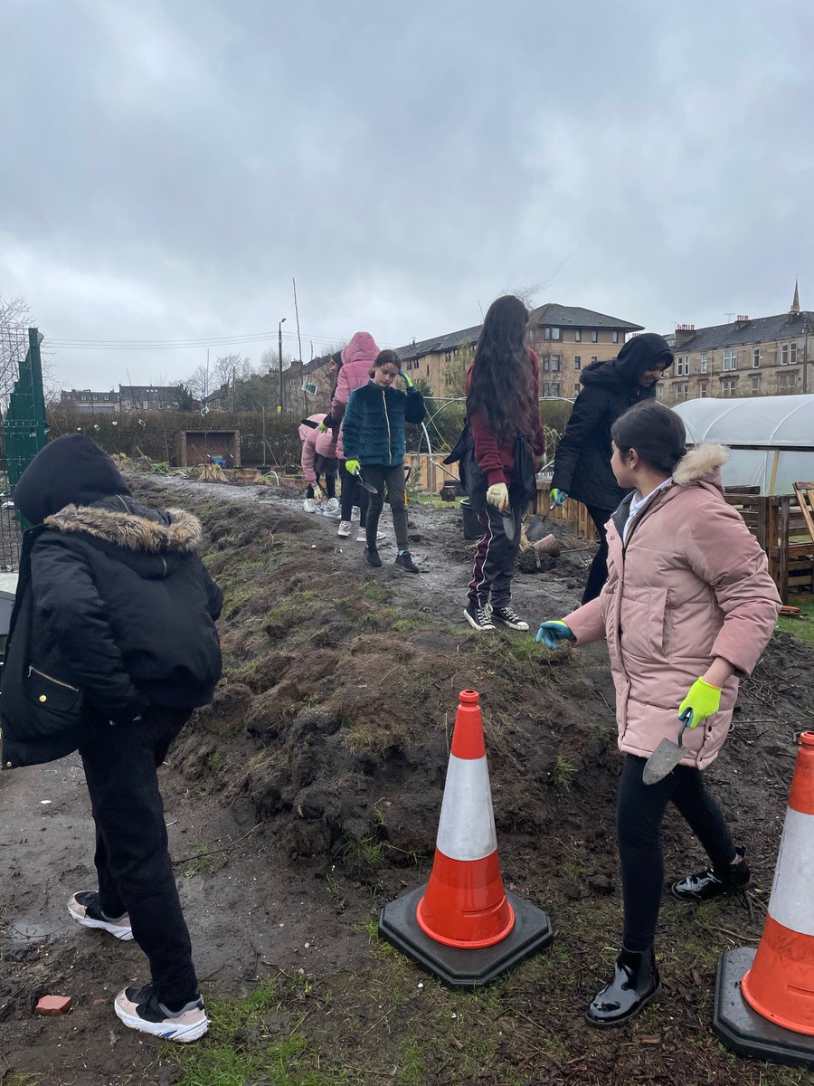 PPSP7B's tweet photo. Fun at the bowling green this morning as we were planting trees! The rain definitely didn’t dampen our enthusiasm! #outdoorlearning https://t.co/lNEEn5bvUm