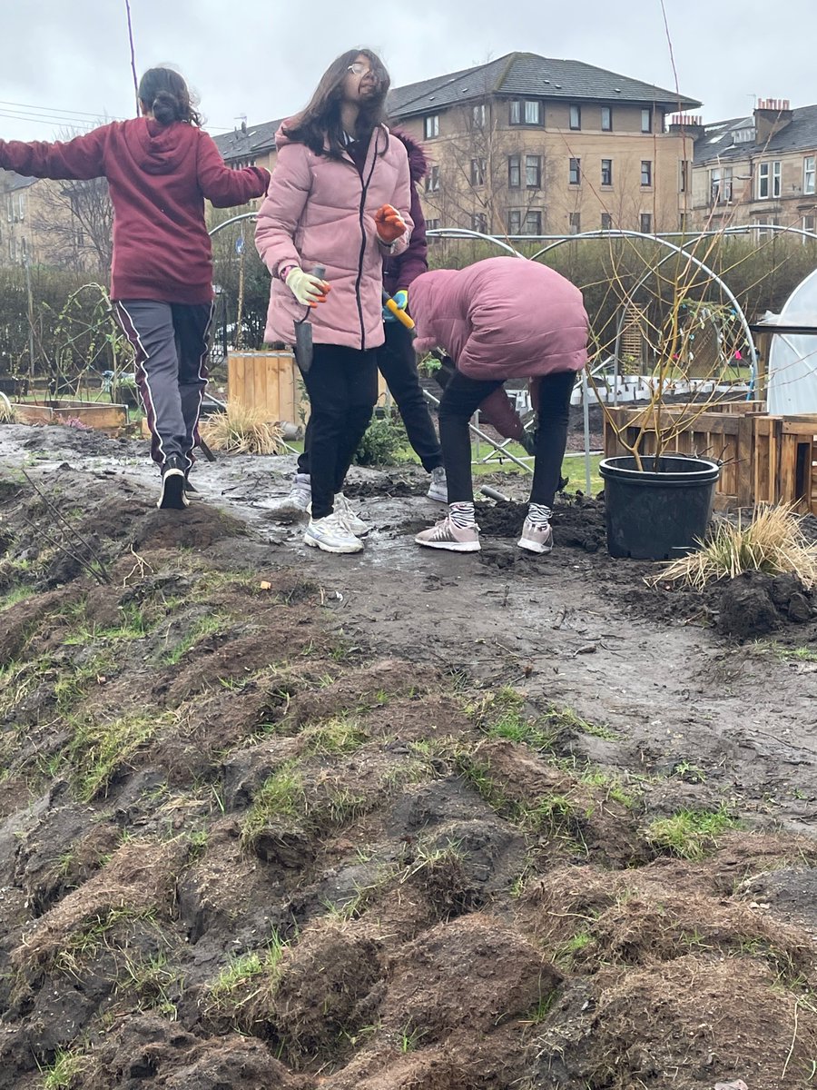 PPSP7B's tweet photo. Fun at the bowling green this morning as we were planting trees! The rain definitely didn’t dampen our enthusiasm! #outdoorlearning https://t.co/lNEEn5bvUm