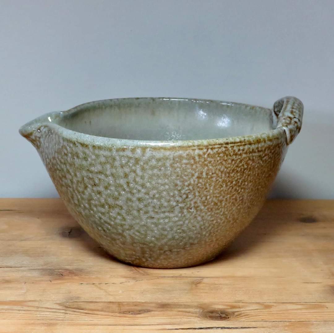 KnightonMill's tweet photo. Some details of a nice little batter bowl that’s off to it’s new home this morning. #saltglaze #saltglazedpottery #saltfired #saltglazed #saltfiredceramics #batterbowl #bowl #tableware https://t.co/9Ybf9MKx1h