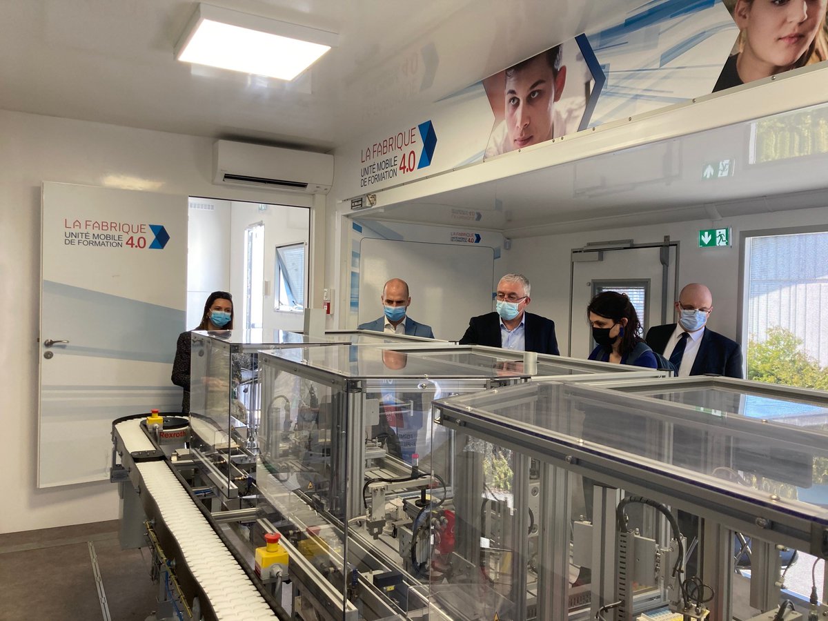 uimm_fc's tweet photo. La Fabrique4.0 fait étape dans le Doubs @VillePontarlier Le collège Philippe Grenier accueille aujourd’hui @UIMMFC Damien Tournier, Laurent PERNIN @bfc_region @ArnaudMarthey  @RA_BFC pour faire découvrir à des élèves de 3ème les métiers de l'industrie du futur @uimm_fc https://t.co/eOGUCdDsPh