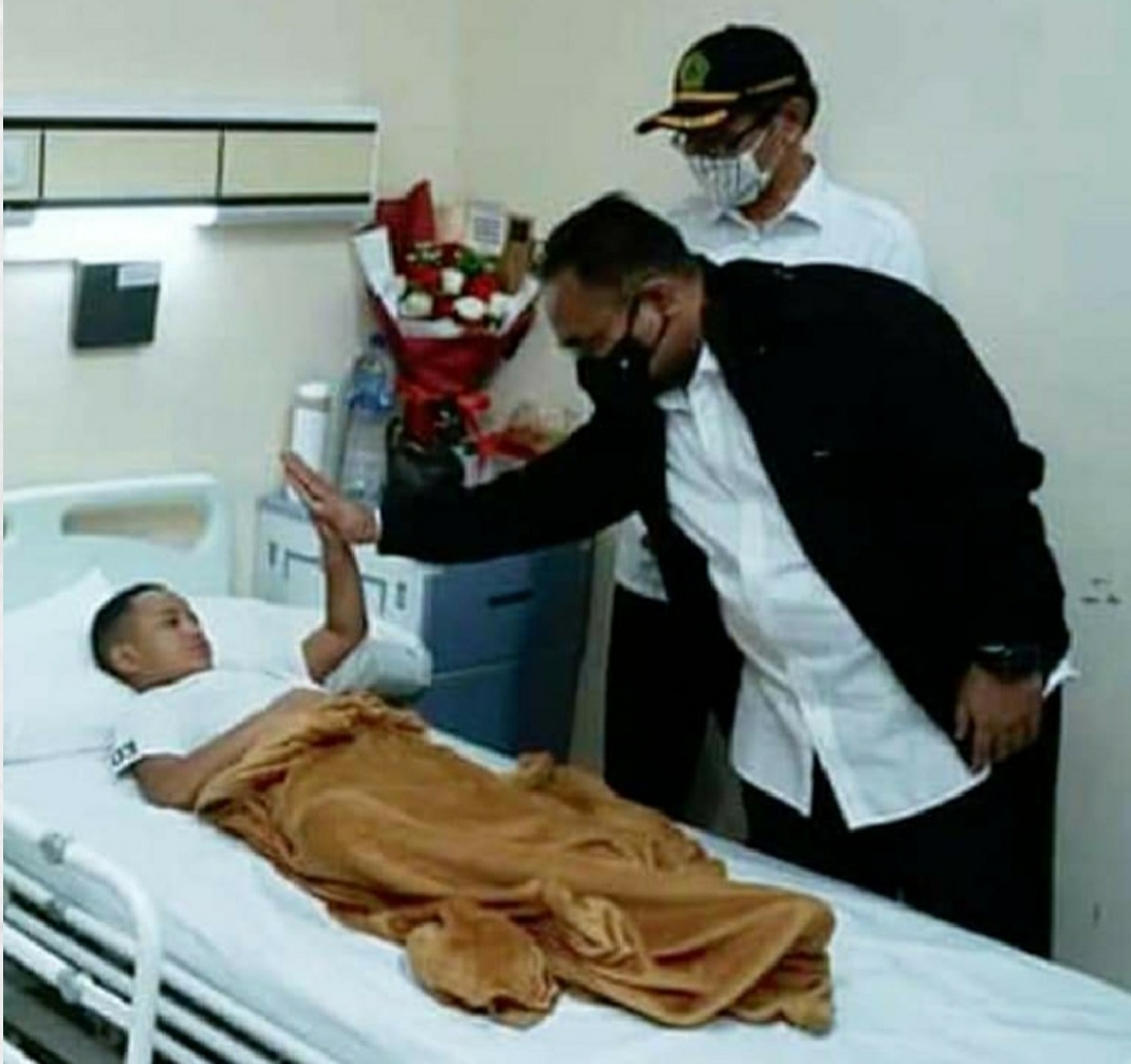 Gus Yaqut baru tiba dari serangkaian kunjungan ke Jawa Timur dan Jawa Tengah, dan hari ini langsung naik pesawat komersil menuju Makassar mengunjungi gereja dan bertemu korban bom bunuh diri. 

Dia ingin berbagi semangat dengan jemaah dan para korban.