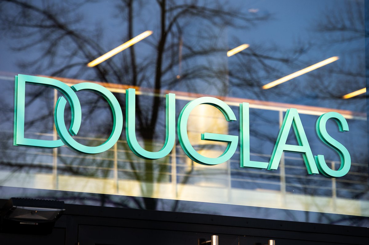 TMuellerDouglas's tweet photo. #Douglas-Refinanzierung für Jahre gesichert. Ich freue mich, dass wir ein umfassendes Refinanzierungspaket in Höhe von 2,55 Mrd. € vereinbaren konnten. So verfügen wir über eine starke finanzielle Position & können unsere Wachstumsstrategie #FORWARDBEAUTYDigitalFirst fortsetzen. https://t.co/PxBHNryyDE