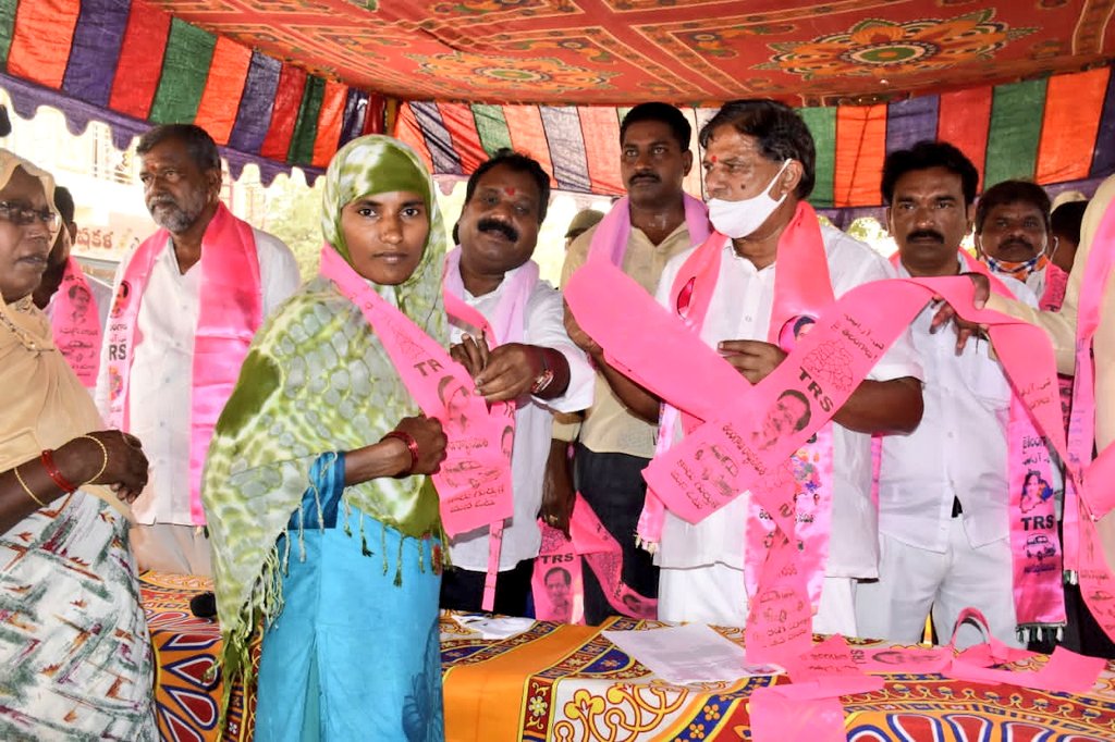 ArooriRamesh's tweet photo. నాగార్జునసాగర్ నియోజకవర్గంలోని నిడమానూరు మండలం తుమ్మడం గ్రామానికి చెందిన పలు పార్టీల సీనియర్ నాయకులు, యువత నేడు @nbrmiryalaguda గారి సమక్షంలో @trspartyonline చేరగా వారికి గూలాబీ కండువా కప్పి సాదరంగా ఆహ్వానించడం జరిగింది.
#SagarWithSir
#VoteForCar #Nomula
#NagarjunasagarWithTRS https://t.co/4TS7bZGRQa