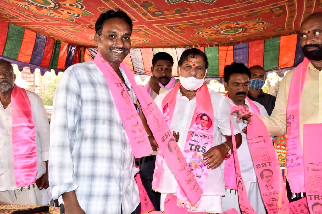 ArooriRamesh's tweet photo. నాగార్జునసాగర్ నియోజకవర్గంలోని నిడమానూరు మండలం తుమ్మడం గ్రామానికి చెందిన పలు పార్టీల సీనియర్ నాయకులు, యువత నేడు @nbrmiryalaguda గారి సమక్షంలో @trspartyonline చేరగా వారికి గూలాబీ కండువా కప్పి సాదరంగా ఆహ్వానించడం జరిగింది.
#SagarWithSir
#VoteForCar #Nomula
#NagarjunasagarWithTRS https://t.co/4TS7bZGRQa