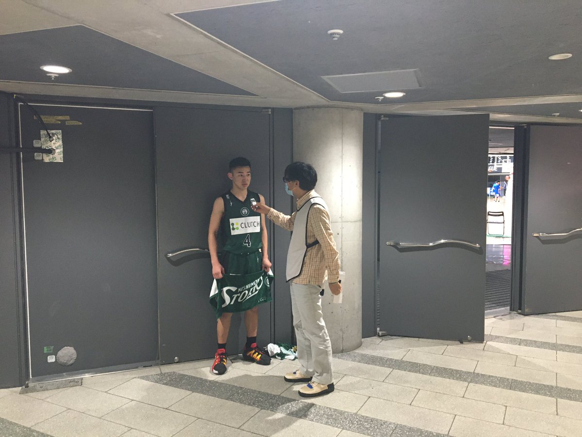 storks_academy's tweet photo. 【B.LEAGUE U15 CHAMPIONSHIP 2021】
〈こぼれ話😋〉
大会期間中、NO.4 #田村優二 選手が記者の方から取材を受けるシーンも🎤
将来は西宮ストークスの選手としてバンバン受け答えをしてほしいですね☺️
こんな経験もきっと将来への学びになるでしょう✨
#U15西宮ストークス
#西宮ストークス
#Bリーグ https://t.co/MB6wo3gd3J