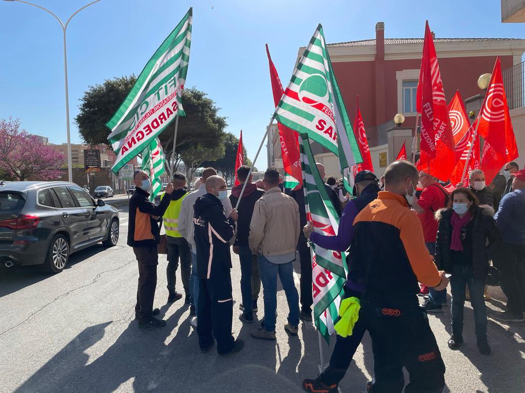 FItCislSardegna's tweet image. 🆘⚠️#SCIOPERONAZIONALE ⚠️🆘 #Trasportomerci 
Oggi e domani nel settore della logistica e del trasporto delle merci abbiamo proclamato come FILTCgil, FIT Cisl e Uiltrasporti, 48 ore di sciopero per "la rottura della trattativa per il rinnovo del #CCNL facebook.com/38937501787969…