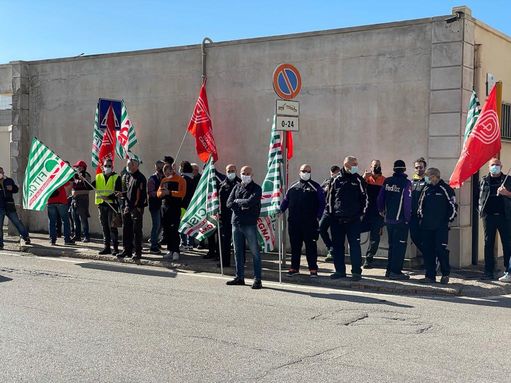 FItCislSardegna's tweet image. 🆘⚠️#SCIOPERONAZIONALE ⚠️🆘 #Trasportomerci 
Oggi e domani nel settore della logistica e del trasporto delle merci abbiamo proclamato come FILTCgil, FIT Cisl e Uiltrasporti, 48 ore di sciopero per "la rottura della trattativa per il rinnovo del #CCNL facebook.com/38937501787969…