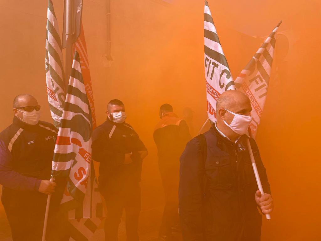 FItCislSardegna's tweet image. 🆘⚠️#SCIOPERONAZIONALE ⚠️🆘 #Trasportomerci 
Oggi e domani nel settore della logistica e del trasporto delle merci abbiamo proclamato come FILTCgil, FIT Cisl e Uiltrasporti, 48 ore di sciopero per "la rottura della trattativa per il rinnovo del #CCNL facebook.com/38937501787969…