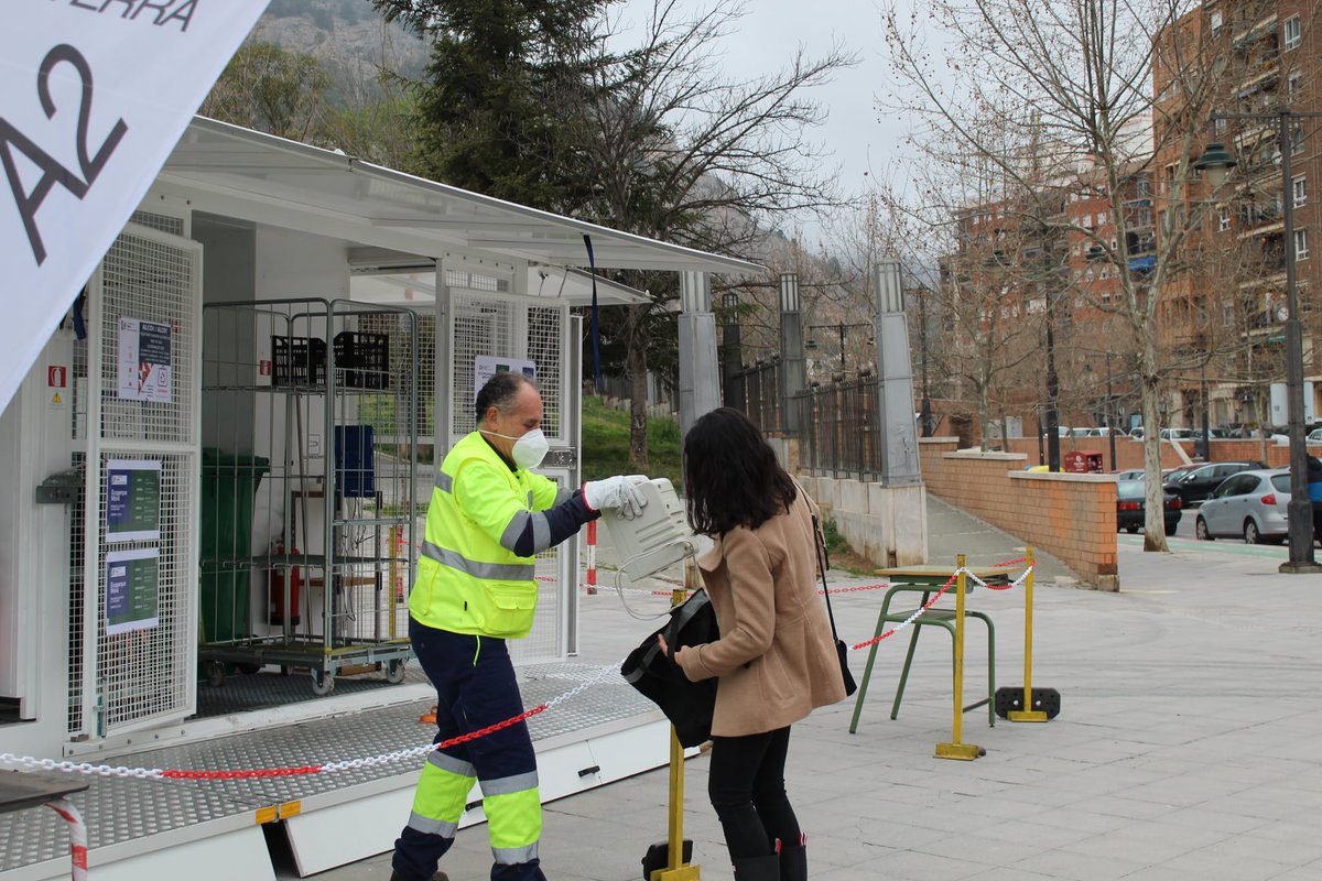 RSU7A2's tweet photo. 👏👏 En solo tres semanas de funcionamiento nuestro ecoparque móvil ha recogido más de 1.000 kilos de residuos.

Gracias a todos los ciudadanos por vuestra implicación.

♻️ Ser sostenible es la mejor elección. Te apuntas❓
#Sostenibles #SomosMedioambiente #EcoparqueMóvil https://t.co/m9gdyhuEzp
