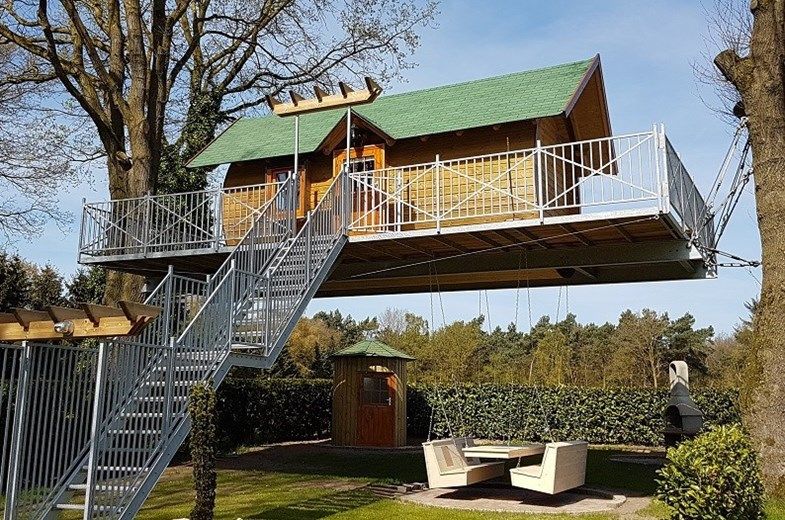 Origineel overnachten in een Boomkampeerton op grote hoogte. Deze bijzondere 'boomhut' hangt letterlijk tussen 2 bomen en heeft een eigen hottub. Meer informatie via: buff.ly/2PGyF9r #origineelovernachten