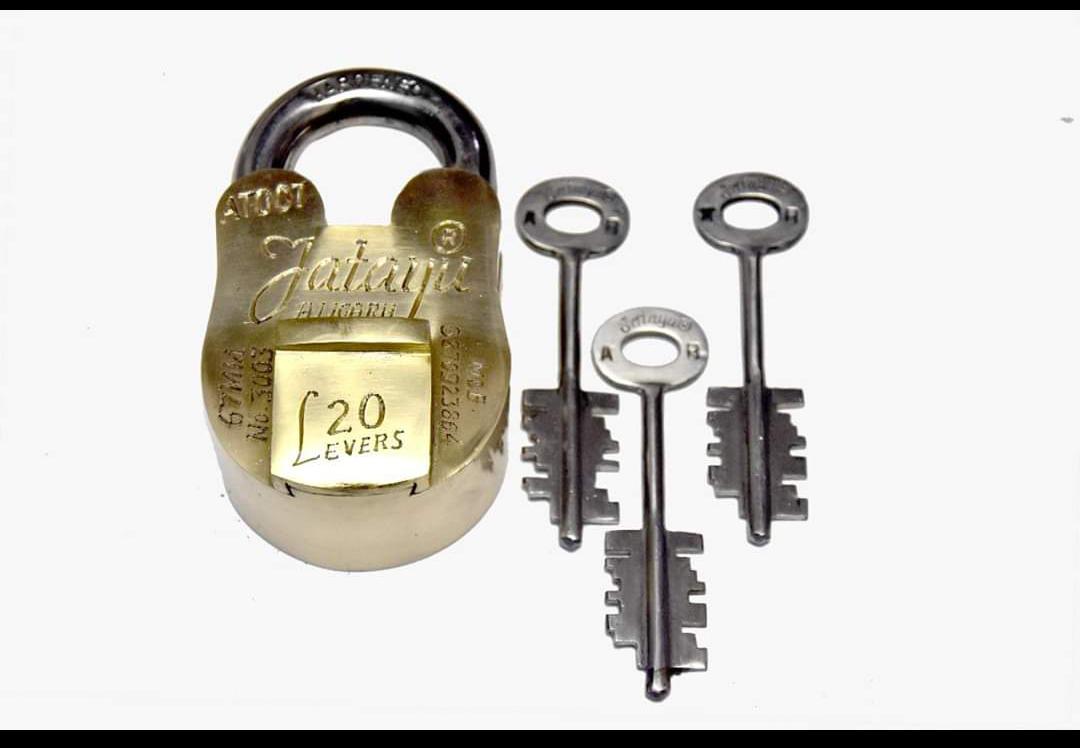 dsdeepak538's tweet photo. Aligarh famous handmade brass padlock..... Any enquiries call or what's up Mob no 9870923864 https://t.co/3Gc1KdxMOI