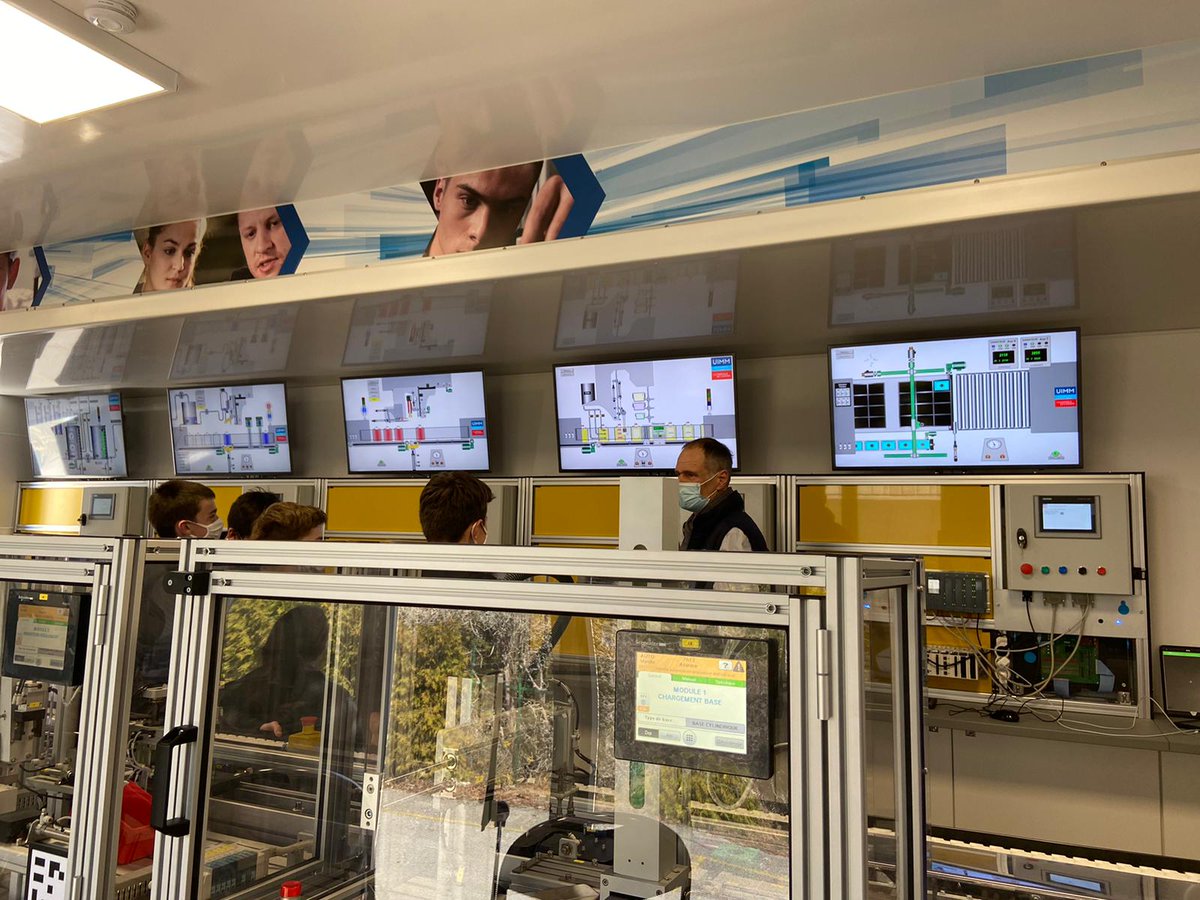 uimm_fc's tweet photo. La Fabrique 4.0 : nos objectifs : " Faire venir l'industrie dans les établissements scolaires " pour "Expérimenter tous les métiers de l'industrie" avec le soutien de @bfc_region et l'aide @RA_BFC 
Place aux jeunes!
@uimm https://t.co/kKCueuTiFp