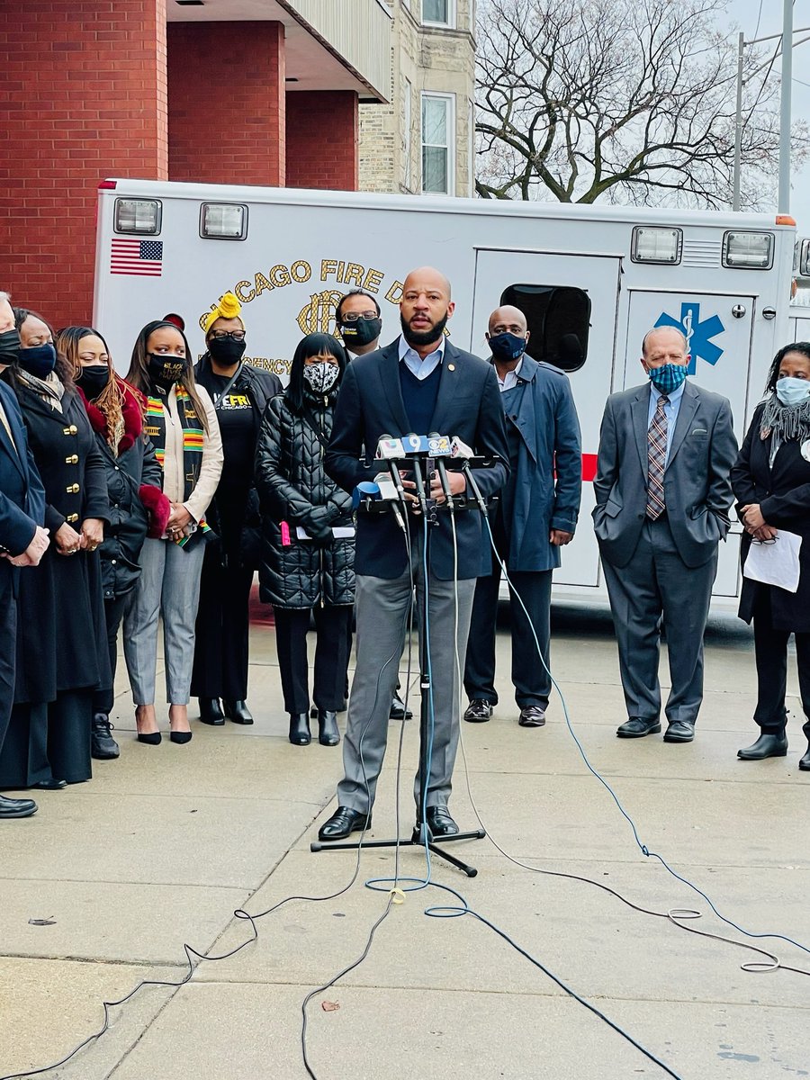 LamontJRobinson's tweet photo. Last week, I was honored to join
@SenatorDurbin in this #momentofaction! We need modernized gun protections to keep our Chicago South and Westside vibrant and alive! Let’s continue to work together to make this common sense.
#GunControl #LJR5th #RepRobinson https://t.co/00Ftdjrhu7