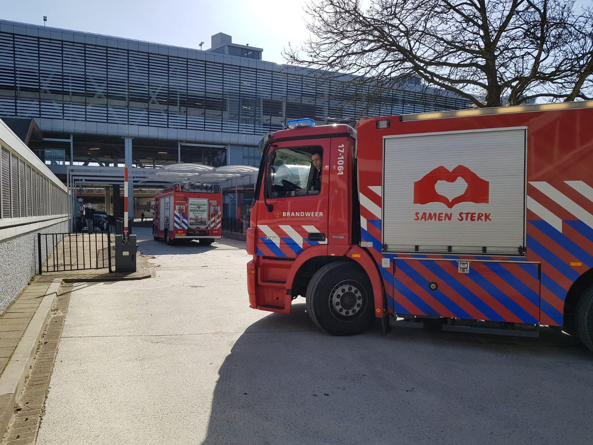 Transdev_NL's tweet photo. De testen met de nieuwe #ParkShuttle voertuigen zijn in volle gang. Samen met 2gettthere hebben we @BrandweerVRR uitleg gegeven over de shuttles en het systeem. Ook hebben we verschillende scenario's geoefend. #safetyfirst #wijzijnTransdev #samensterk https://t.co/YKotFTXxRo