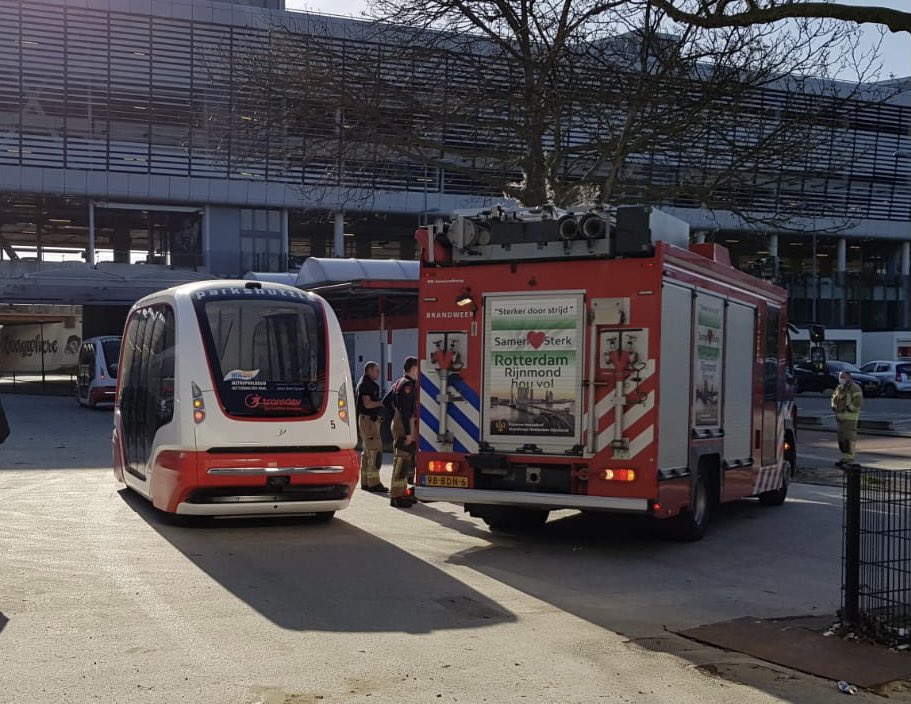 Transdev_NL's tweet photo. De testen met de nieuwe #ParkShuttle voertuigen zijn in volle gang. Samen met 2gettthere hebben we @BrandweerVRR uitleg gegeven over de shuttles en het systeem. Ook hebben we verschillende scenario's geoefend. #safetyfirst #wijzijnTransdev #samensterk https://t.co/YKotFTXxRo
