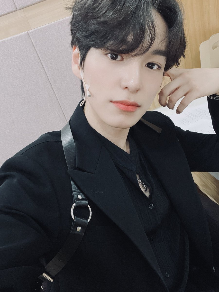 NewWorld_VICTON's tweet photo. [#찬]🖤-@
앨리스!! 다들 오랜만에 볼수있어서 너무 좋았고 ON AIR!! 강애런 화이팅🔥 https://t.co/W9n45SIrx2