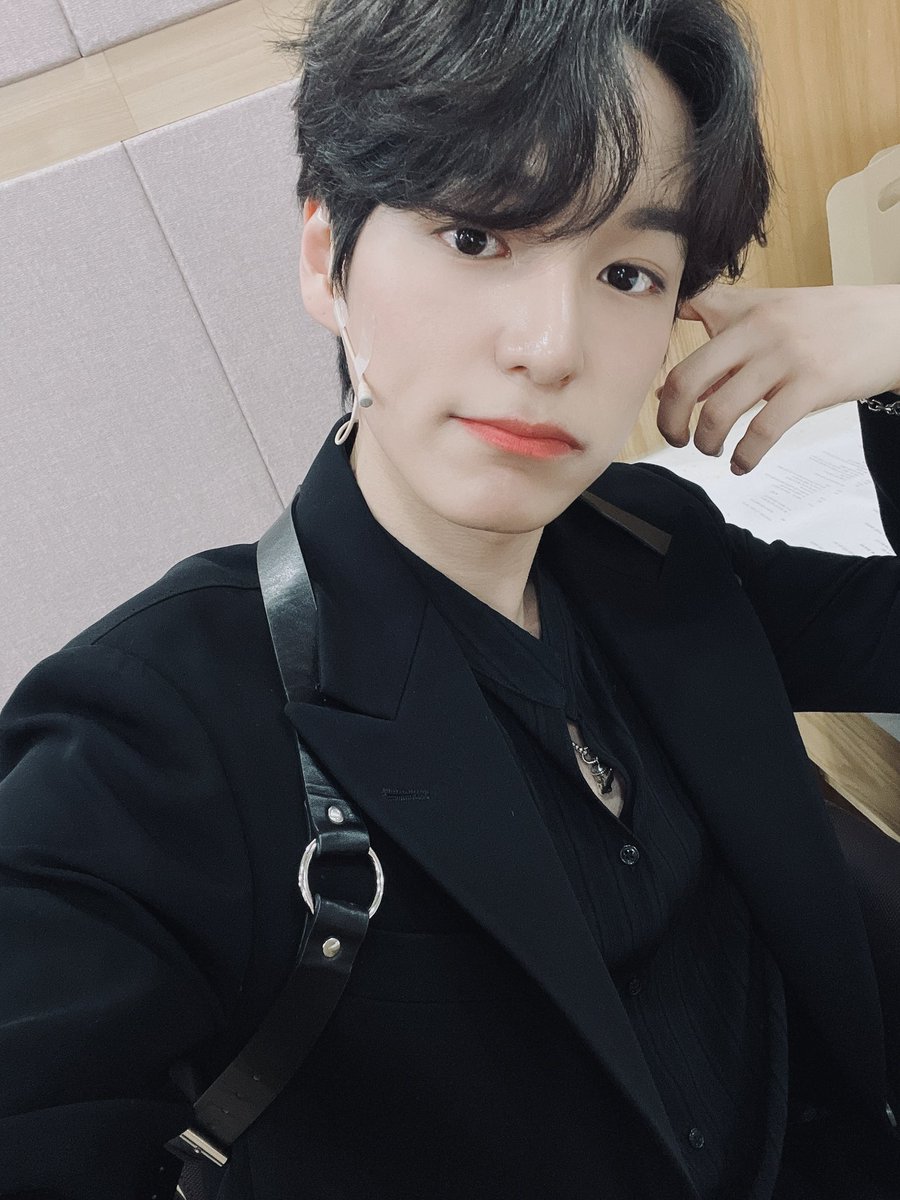 NewWorld_VICTON's tweet photo. [#찬]🖤-@
앨리스!! 다들 오랜만에 볼수있어서 너무 좋았고 ON AIR!! 강애런 화이팅🔥 https://t.co/W9n45SIrx2