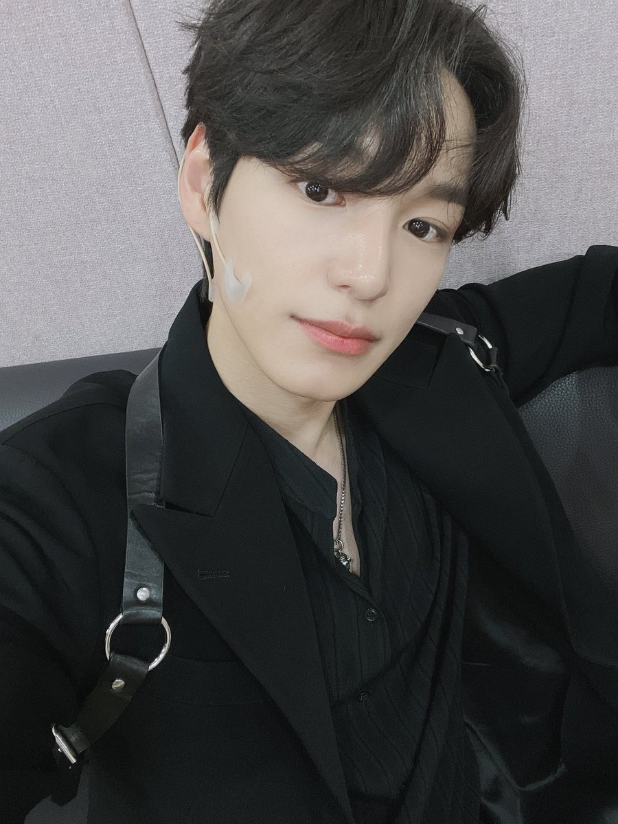 NewWorld_VICTON's tweet photo. [#찬]🖤-@
앨리스!! 다들 오랜만에 볼수있어서 너무 좋았고 ON AIR!! 강애런 화이팅🔥 https://t.co/W9n45SIrx2