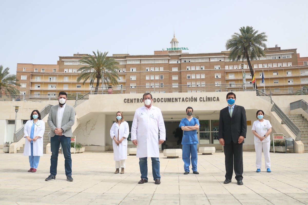 HospitalUVRocio's tweet photo. 🆕🏥Hoy hemos recibido al director del colegio @Calasancias_Sev , Joaquín Trani 👨‍🏫, y al compositor de la marcha 'Cáliz de Vida' , Alejandro Gómez🎷, para agradecerles su participación en los vídeos de Semana Santa dedicados a nuestros profesionales y pacientes. https://t.co/7sFRz82nAg
