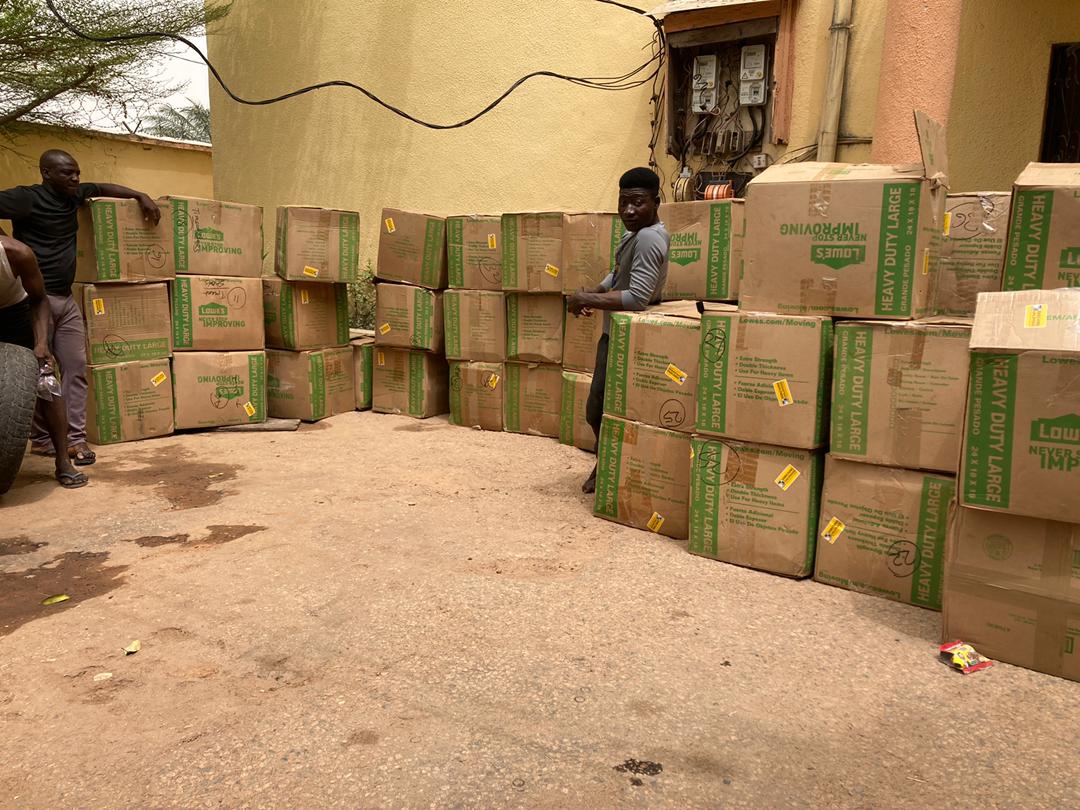 timeout4africa's tweet photo. Shipment arrives Minna.
Lagos Sea pots - Minna.
Shoe distribution 2021 continues. @GideonOmohkudu @BYUbasketball @byuROC @JUCOadvocate @jskolo @harryp1320
#timeout4africa
#globalgiving
#shoedistribution
#BYUtv
#byubasketball
#nikeshoes
#philanthropy
#charity https://t.co/QL08smi5WZ