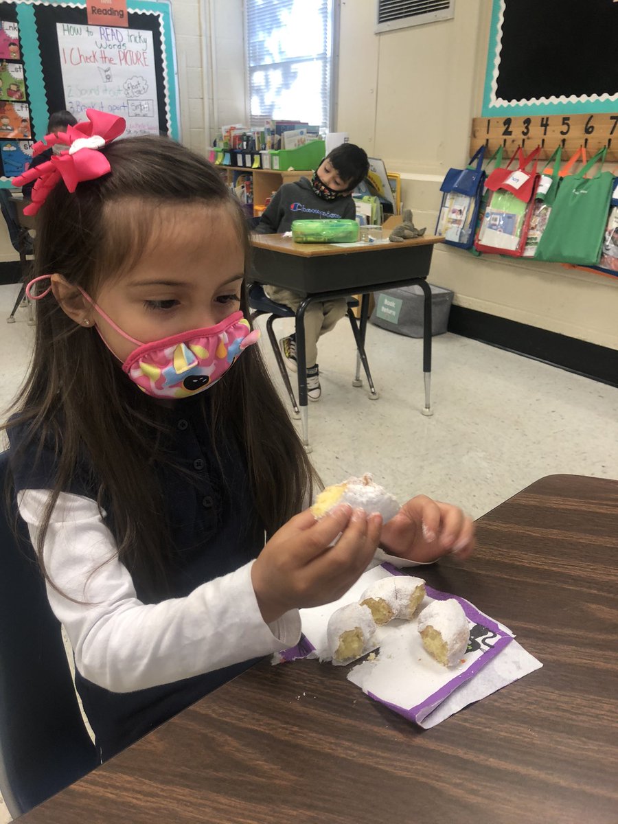 MsfitzpatrickUF's tweet photo. This morning we used donuts to talk about halves and fourths! It’s fun to show how one whole can easily be split into equal parts 🍩 https://t.co/WSzyZtLHQK