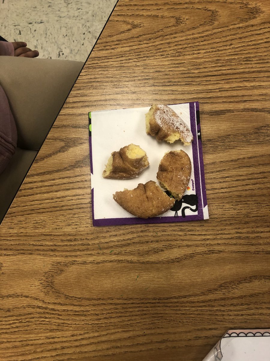 MsfitzpatrickUF's tweet photo. This morning we used donuts to talk about halves and fourths! It’s fun to show how one whole can easily be split into equal parts 🍩 https://t.co/WSzyZtLHQK