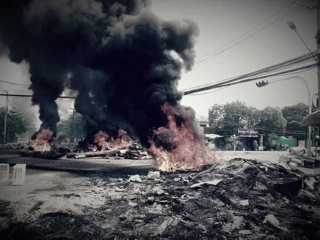rylee_pm's tweet photo. #SouthDagon , which has been declared martial law, ppl were protesting with sandbags to prevent #Junta from entering the town. Many were wounded n killed cus they use not only grenades n live ammunition also RPGs in the attack !
#WhatsHappeningInMyanmar
#Mar29Coup https://t.co/lzsoAQ1yH9