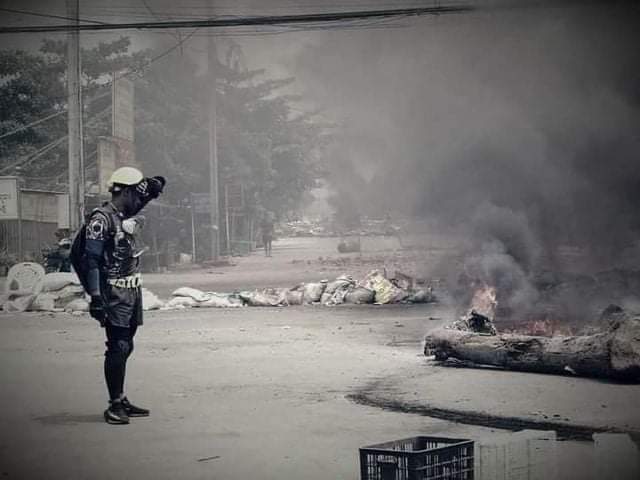 rylee_pm's tweet photo. #SouthDagon , which has been declared martial law, ppl were protesting with sandbags to prevent #Junta from entering the town. Many were wounded n killed cus they use not only grenades n live ammunition also RPGs in the attack !
#WhatsHappeningInMyanmar
#Mar29Coup https://t.co/lzsoAQ1yH9