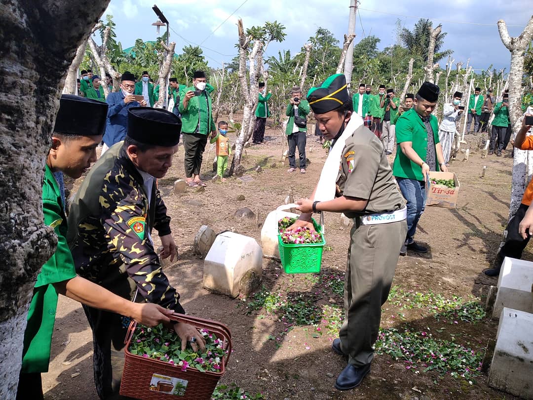 AnsorDukuhwaru's tweet photo. Kader Ansor Banser Dukuhwaru mengikuti Ziarah On the Road Sesepuh Ulama NU Kecamatan Lebaksiu MDS Rijalul Ansor Kab. Tegal, Ahad (28/3).
#ZOTRLebaksiu
#MDSRA
#AnsorBelaNegeri
#PACGPAnsorDukuhwaru https://t.co/FvqCGUnt7u