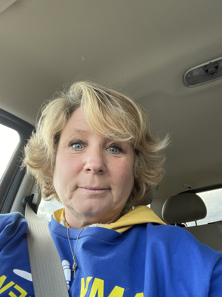 VoteAmy2021's tweet photo. Amy’s family was busy this weekend. Putting up signs. Meeting lots of supporters. Even Sunday’s rain storm didn’t put a damper on the day, except for a bad hair day. 😊 We appreciate the enthusiasm and support!
THANK YOU! 
https://t.co/qczAycwlBH https://t.co/WAEiQFt5Xm