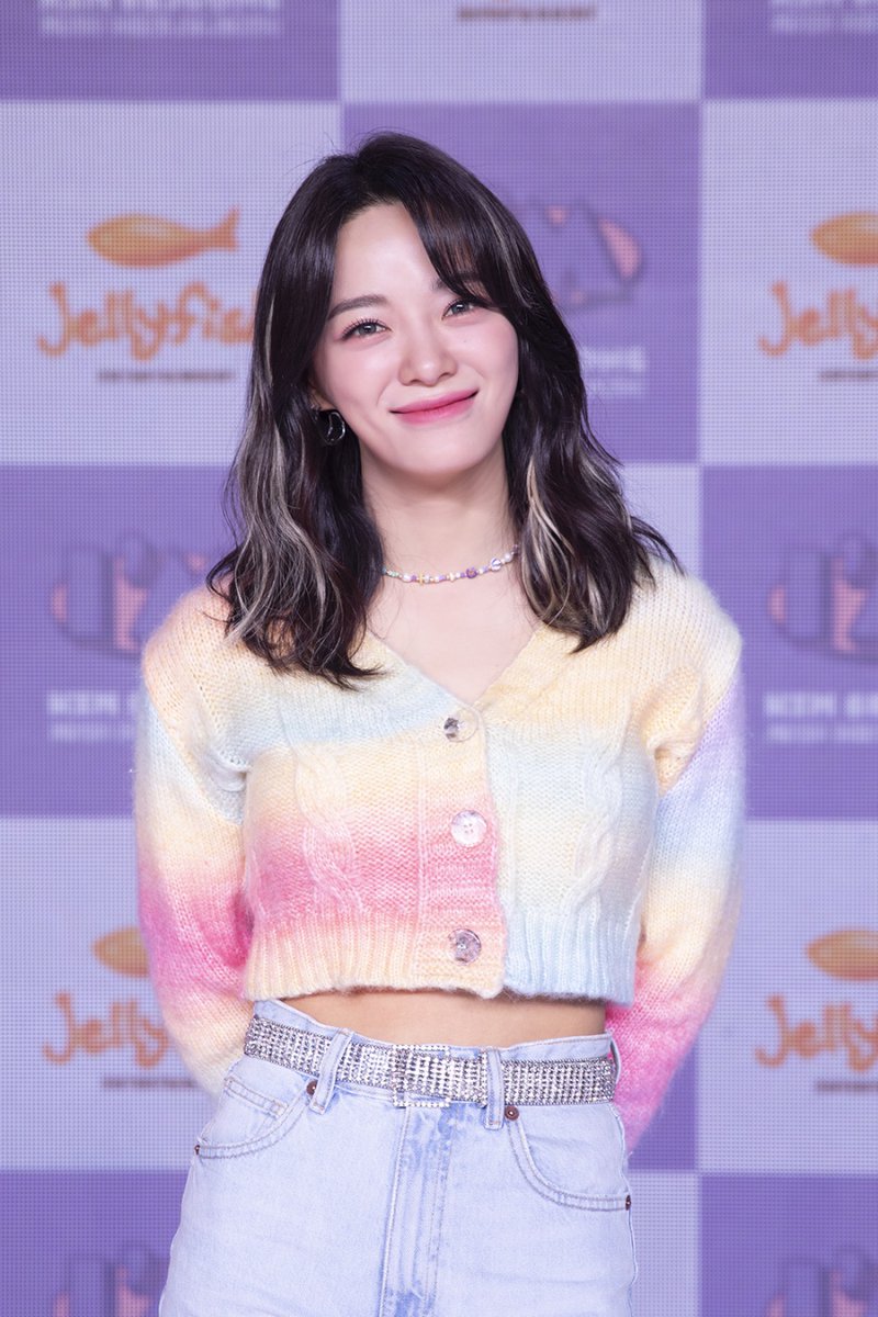 "주위의 지친 이들에게 '쉬어가도, 도전해도 괜찮다'라고 꼭 말해주고 싶다"

 "내가 가장 잘 할 수 있는 건 내가 가진 재료로 사람들을 위로하는 것"

 "나만의 긍정적인 모습을 드러내 사람들에게 위로가 되고 싶었다"

_210329 I'm 쇼케이스isplus.live.joins.com/news/article/a…

#세정 #SEJEONG #세정어록