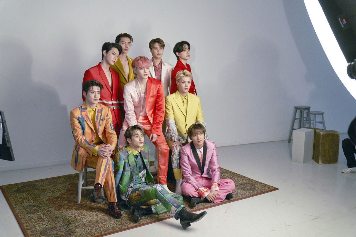 riroo_zen's tweet photo. @ellejapan @NCT_OFFICIAL_JP ポラロイドプレゼント希望したいです🌼
色々な書店を巡って探して、最後の書店でやっと残っていた1冊を購入する事ができました😌
インパクトのあるカラージャケットの表紙はもちろん良くて、好きなページは245ページ��す！
テイルぴょんの「長所は声。」という1フレーズがとても印象に残っています❕ https://t.co/yO8sMRIygz
