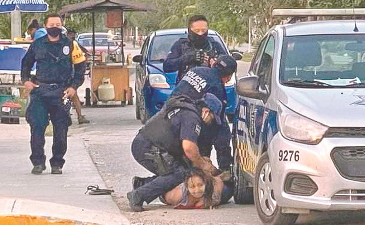 El_Universal_Mx's tweet photo. 😡 Caso de mujer sometida hasta la muerte por policías en Tulum recuerda caso George Floyd https://t.co/kem3BrSxBT https://t.co/7flPeqjKqV