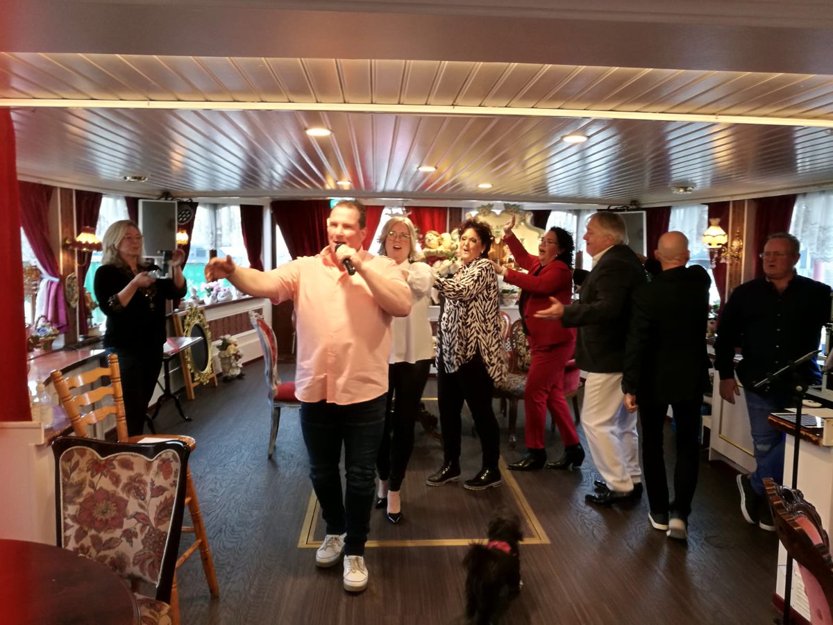 msdejordaan's tweet photo. Wat was het een vrolijke livestream 21 maart jl. op MS de Jordaan. Onze Feestboot stond zowel letterlijk als figuurlijk op z'n kop. Heb jij het LiveEvent gemist? Klik dan op de volgende link:
https://t.co/9pdvfQWeIr
https://t.co/uUBcNjGsFT
#liveevent #feestboot #amsterdam https://t.co/X5uzbvVVAf