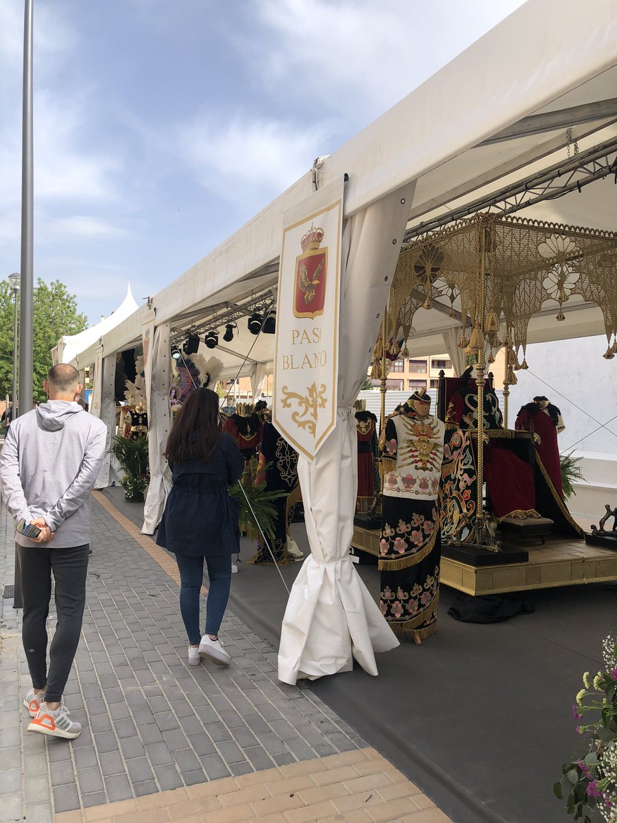 CasaPasoBlanco's tweet photo. Esta mañana se ha inaugurado la exposición extraordinaria “Fragmentos” donde mostramos la procesión blanca.
@CasaPasoBlanco ha participado en su montaje y en la vigilancia para hacer cumplir todas las medidas sanitarias y que disfrutemos de esta Semana Santa 2021 #UnaFormaDeVida https://t.co/rNCuOLF0Yx