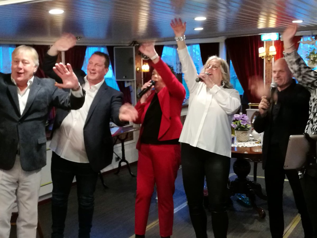 msdejordaan's tweet photo. Wat was het een vrolijke livestream 21 maart jl. op MS de Jordaan. Onze Feestboot stond zowel letterlijk als figuurlijk op z'n kop. Heb jij het LiveEvent gemist? Klik dan op de volgende link:
https://t.co/9pdvfQWeIr
https://t.co/uUBcNjGsFT
#liveevent #feestboot #amsterdam https://t.co/X5uzbvVVAf