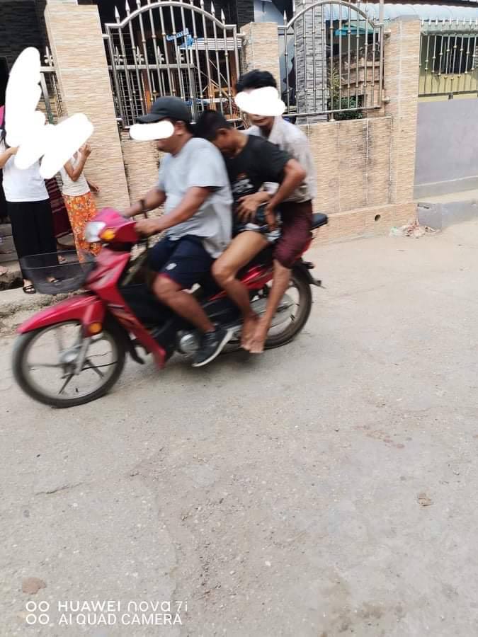 Zinlayy3's tweet photo. Military terrorists violently crackdown with live ammunitions that 3 ppl got shot, at head, pubis and abdomen respectively in #Thanlyin, Yangon.The body of the one with headshot was taken away by terrorists.Local said he's from medical team.
#Mar29Coup
#WhatsHappeningInMyanmar https://t.co/OV8IPmEPvU