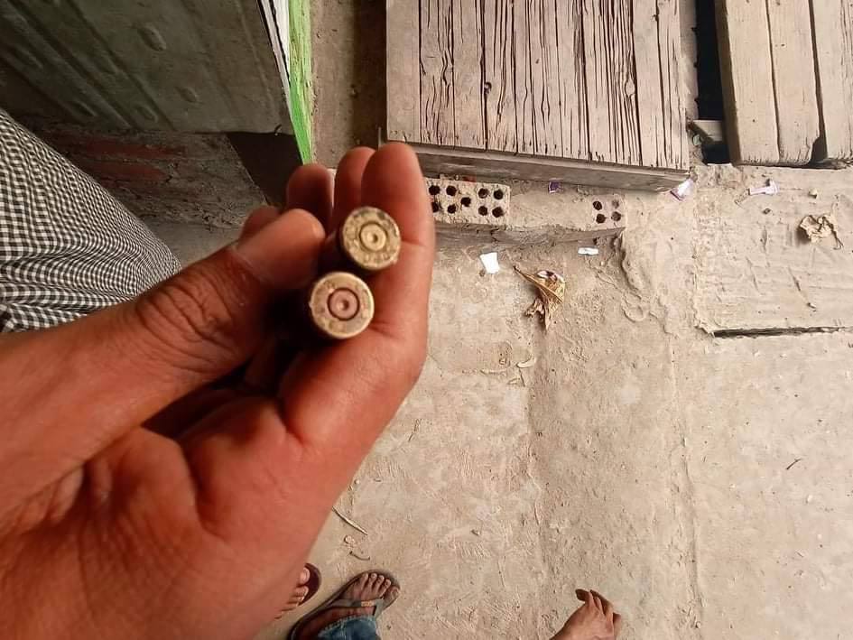 Zinlayy3's tweet photo. Military terrorists violently crackdown with live ammunitions that 3 ppl got shot, at head, pubis and abdomen respectively in #Thanlyin, Yangon.The body of the one with headshot was taken away by terrorists.Local said he's from medical team.
#Mar29Coup
#WhatsHappeningInMyanmar https://t.co/OV8IPmEPvU