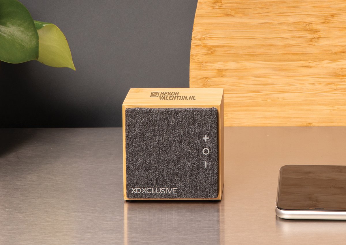 Sound on! 🎵 Heerlijk sporten buiten of gewoon lekker chillen in de tuin. Daarbij hoort natuurlijk een sfeervol muziekje of een goede beat bij! Laat je van ’t zomer horen met deze van bamboe en stof gemaakte speaker. Goed voor ruim 6 uur speeltijd! Laat de zomer maar komen! ☀🎶