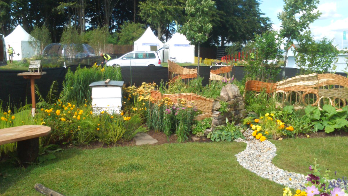 Flashback to our fantastic 2015 #FieldToFabric project, when we created a beautiful show garden at #RHSTatton in partnership with @WEANW The garden is now a living resource at @LMuseums #HelmshoreMills where it is enjoyed by all who visit #CommunityGardenWeek