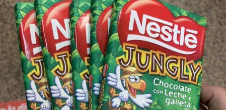 FranRecords95's tweet photo. "Nestlé Jungly", porque "Nestlé es responsable de la deforestación de las selvas de Indonesia y de la destrucción de hábitats de especies protegidas como los oranguranes" era muy largo. https://t.co/YdVN3Ro5sL