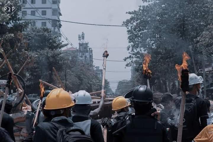 PrincessWu11's tweet photo. Real violence of protester
Here is not a peaceful protest as they say
#WhatsHappeninglnMyanmar 
#wewantpeace
#SaveMyammar 
#Theyaredestroyingourcountry https://t.co/5TwDurtH5l