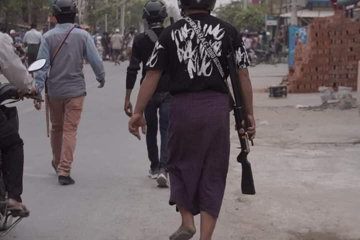 PrincessWu11's tweet photo. Real violence of protester
Here is not a peaceful protest as they say
#WhatsHappeninglnMyanmar 
#wewantpeace
#SaveMyammar 
#Theyaredestroyingourcountry https://t.co/5TwDurtH5l