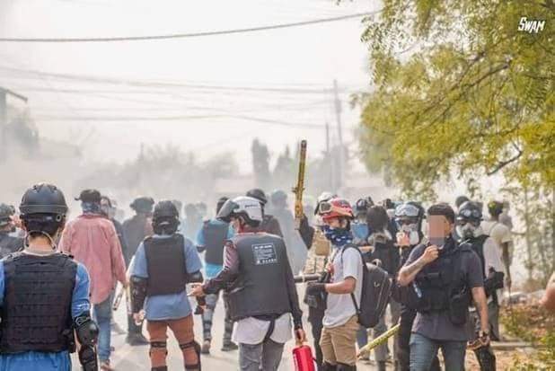 PrincessWu11's tweet photo. Real violence of protester
Here is not a peaceful protest as they say
#WhatsHappeninglnMyanmar 
#wewantpeace
#SaveMyammar 
#Theyaredestroyingourcountry https://t.co/5TwDurtH5l