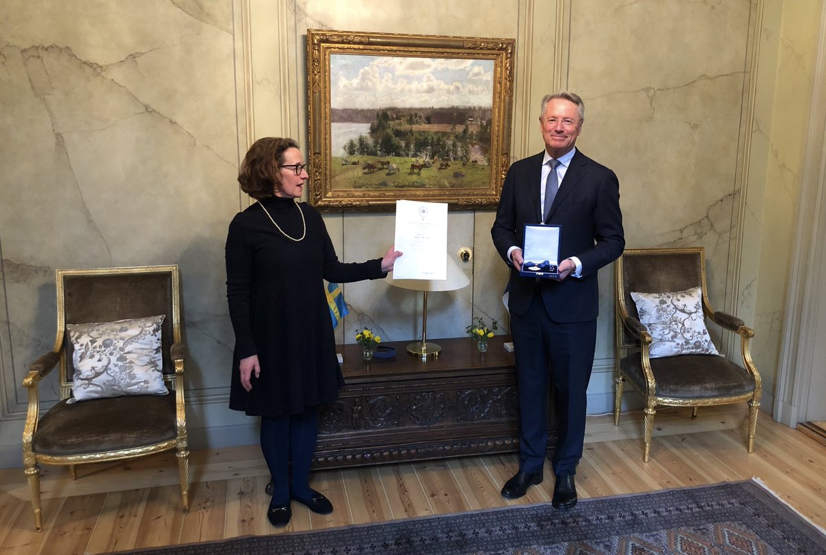 FinAmbSthlm's tweet photo. Finlands president Sauli Niinistö har förlänat ABB:s GD Björn Rosengren Kommendörstecknet av Finlands Vita Ros Orden för sitt arbete för att främja samarbetet mellan Finland och Sverige. Ordenstecknet överlämnades av ambassadör Liisa Talonpoika vid en ceremoni i Stockholm idag. https://t.co/wDd7P2LimC