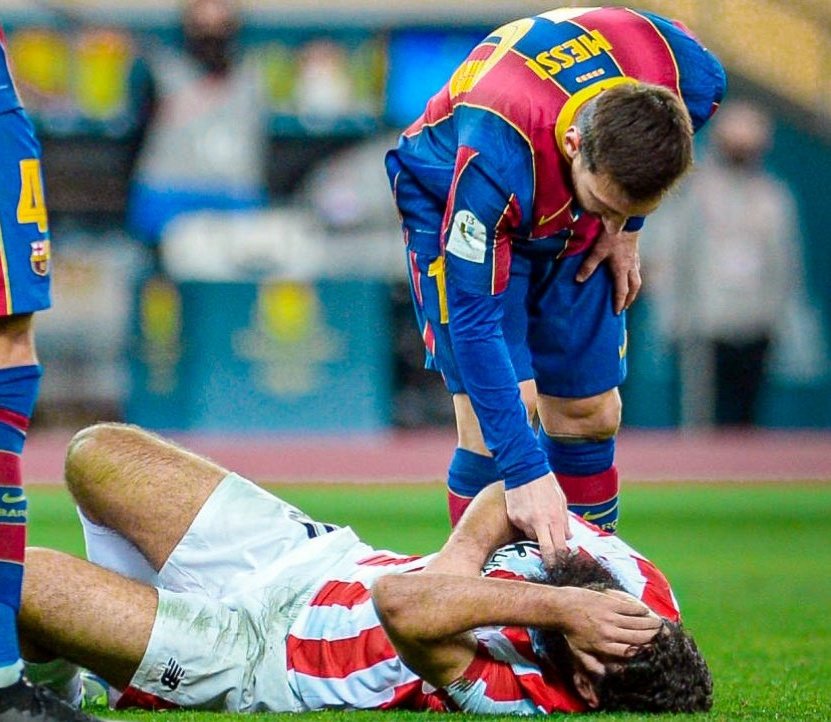 BarcaWorldwide's tweet photo. Throw🔙 to when Leo Messi checked the Bilbao player's pulse after slapping him, that was gold😂 https://t.co/KbamzXBjnQ