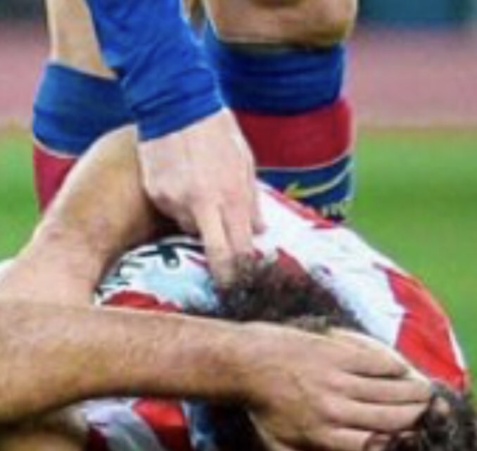BarcaWorldwide's tweet photo. Throw🔙 to when Leo Messi checked the Bilbao player's pulse after slapping him, that was gold😂 https://t.co/KbamzXBjnQ
